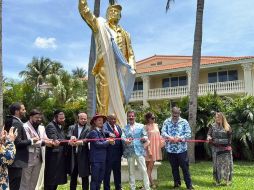 Decenas de personas acudieron a admirar la estatua de Trump dorada. X/@pastormarkburns