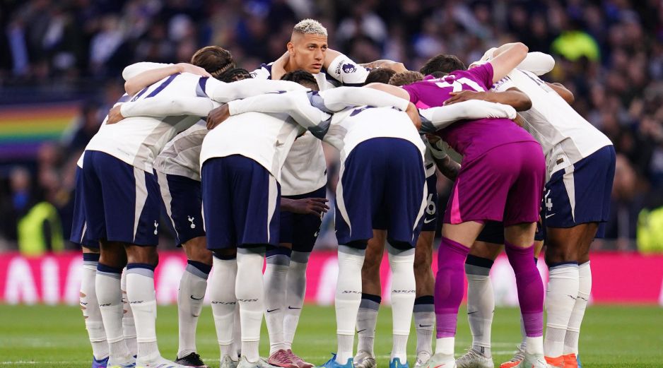 El conjunto londinense, que hace apenas unos años disputaba finales europeas y peleaba por puestos de Champions League, ahora se encuentra inmerso en una batalla por evitar el descenso. AFP.