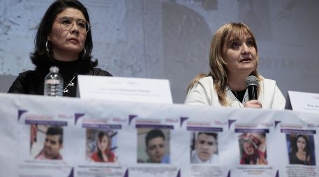 La secretaria ejecutiva de la CIDH, Tania Reneaum (i), y la comisionada relatora para México de la CIDH, Andrea Viviana Pochak, participan en una rueda de prensa en la Ciudad de México. EFE/J. Méndez