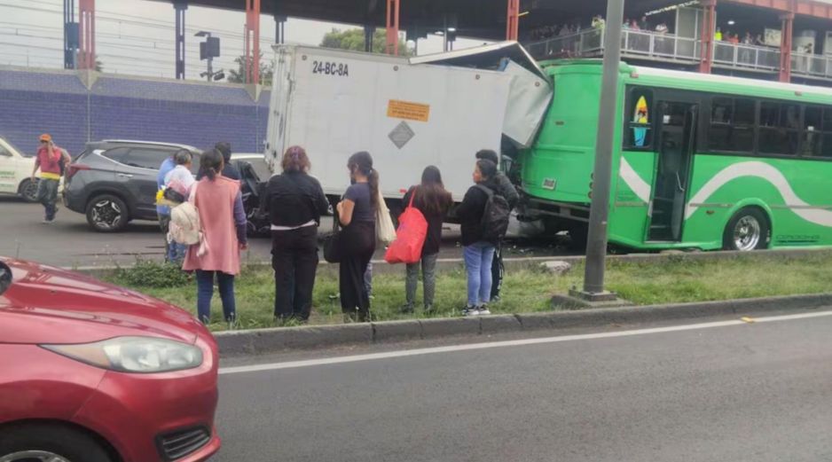 Una carambola entre un camión de transporte público y dos camionetas particulares provocó afectaciones viales y dejó varias personas policontundidas sobre la Calzada General Ignacio Zaragoza, en la alcaldía Iztapalapa. ESPECIAL