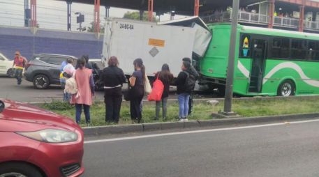 Una carambola entre un camión de transporte público y dos camionetas particulares provocó afectaciones viales y dejó varias personas policontundidas sobre la Calzada General Ignacio Zaragoza, en la alcaldía Iztapalapa. ESPECIAL