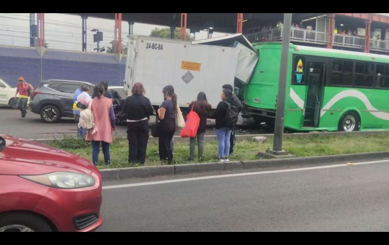 Una carambola entre un camión de transporte público y dos camionetas particulares provocó afectaciones viales y dejó varias personas policontundidas sobre la Calzada General Ignacio Zaragoza, en la alcaldía Iztapalapa. ESPECIAL