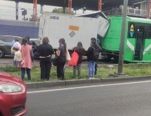 Una carambola entre un camión de transporte público y dos camionetas particulares provocó afectaciones viales y dejó varias personas policontundidas sobre la Calzada General Ignacio Zaragoza, en la alcaldía Iztapalapa. ESPECIAL