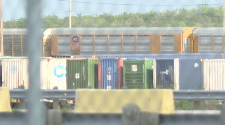 En esta imagen, tomada de un video proporcionado por KGNS, se ven vagones de tren de Union Pacific en una estación de clasificación en Laredo, Texas. AP/KGNS