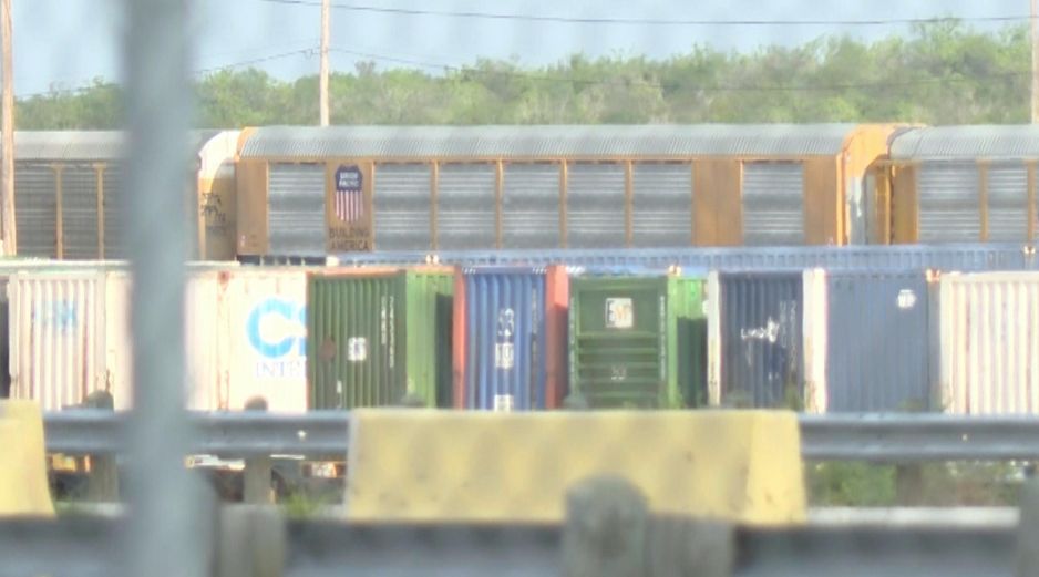 En esta imagen, tomada de un video proporcionado por KGNS, se ven vagones de tren de Union Pacific en una estación de clasificación en Laredo, Texas. AP/KGNS