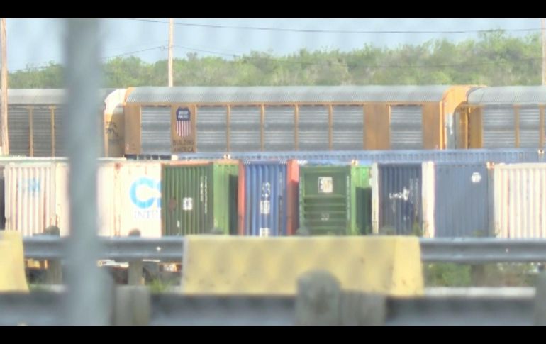 En esta imagen, tomada de un video proporcionado por KGNS, se ven vagones de tren de Union Pacific en una estación de clasificación en Laredo, Texas. AP/KGNS