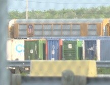 En esta imagen, tomada de un video proporcionado por KGNS, se ven vagones de tren de Union Pacific en una estación de clasificación en Laredo, Texas. AP/KGNS