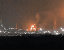 Las llamas y la columna de fuego pudieron observarse desde distintos puntos de Salina Cruz, según imágenes y videos difundidos en redes sociales por habitantes de la zona. ESPECIAL