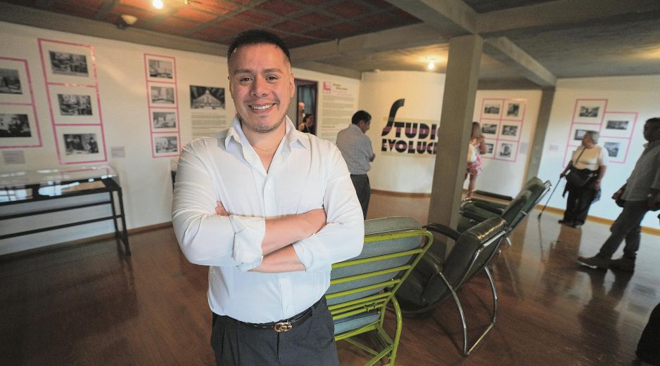 Mariano Meza Marroquín, curador de la exposición “Studio Evolución”. AFP