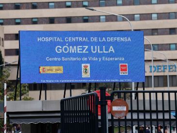 Acceso principal del Hospital Central de la Defensa Gómez Ulla, este miércoles. El paciente español que ha dado positivo provisional por hantavirus y que se encuentra ingresado en el Gómez Ulla presenta desde anoche febrícula y ligera desaturación. EFE/R. Jimenez