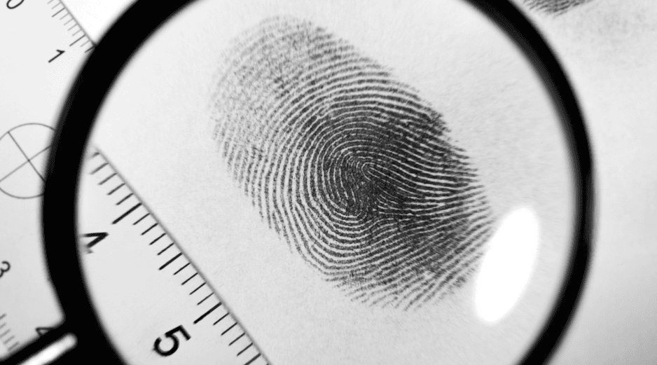 La Fiscalía de Jalisco encendió las alertas tras detectar un sofisticado esquema de suplantación de identidad que utiliza huellas dactilares falsas para tramitar préstamos en tiendas departamentales e instituciones financieras. CANVA