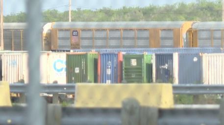 En esta imagen, tomada de un video proporcionado por KGNS, se ven vagones de tren de Union Pacific en una estación de clasificación en Laredo, Texas, el domingo 10 de mayo de 2026. KGNS vía AP