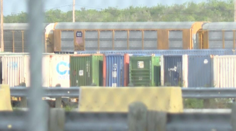 En esta imagen, tomada de un video proporcionado por KGNS, se ven vagones de tren de Union Pacific en una estación de clasificación en Laredo, Texas, el domingo 10 de mayo de 2026. KGNS vía AP