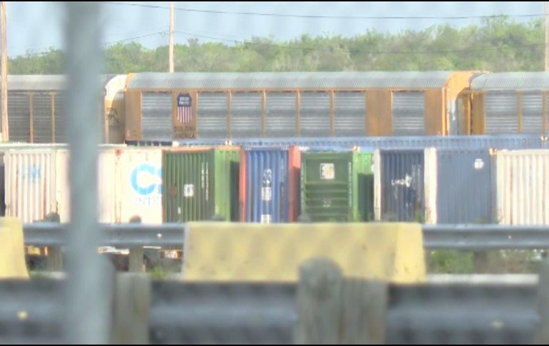 En esta imagen, tomada de un video proporcionado por KGNS, se ven vagones de tren de Union Pacific en una estación de clasificación en Laredo, Texas, el domingo 10 de mayo de 2026. KGNS vía AP