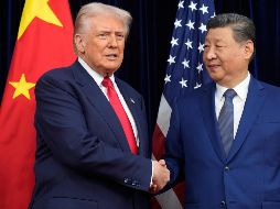 El presidente de Estados Unidos, Donald Trump, izquierda, y su homólogo chino Xi Jinping se saludan antes de su reunión, en el Aeropuerto Internacional Gimhae en Busan, Corea del Sur, el 30 de octubre de 2025. AP/ M. Schiefelbein