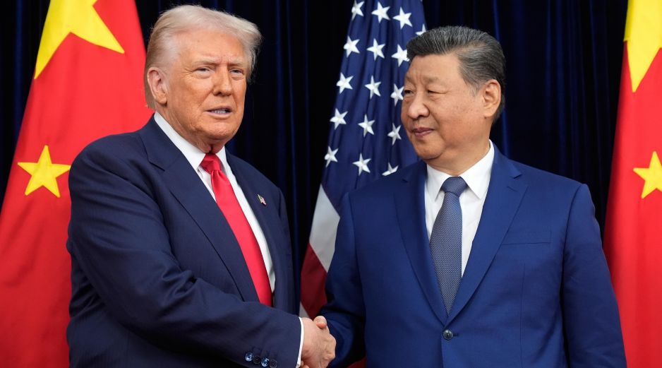 El presidente de Estados Unidos, Donald Trump, izquierda, y su homólogo chino Xi Jinping se saludan antes de su reunión, en el Aeropuerto Internacional Gimhae en Busan, Corea del Sur, el 30 de octubre de 2025. AP/ M. Schiefelbein