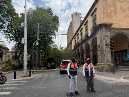 Al sitio acudieron elementos de Protección Civil y Bomberos de Guadalajara, quienes iniciaron labores para retirar el árbol caído, además de asegurar la zona para evitar riesgos a los peatones y automovilistas. ESPECIAL / Gobierno de Guadalajara