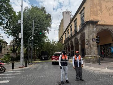Al sitio acudieron elementos de Protección Civil y Bomberos de Guadalajara, quienes iniciaron labores para retirar el árbol caído, además de asegurar la zona para evitar riesgos a los peatones y automovilistas. ESPECIAL / Gobierno de Guadalajara