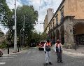 Al sitio acudieron elementos de Protección Civil y Bomberos de Guadalajara, quienes iniciaron labores para retirar el árbol caído, además de asegurar la zona para evitar riesgos a los peatones y automovilistas. ESPECIAL / Gobierno de Guadalajara
