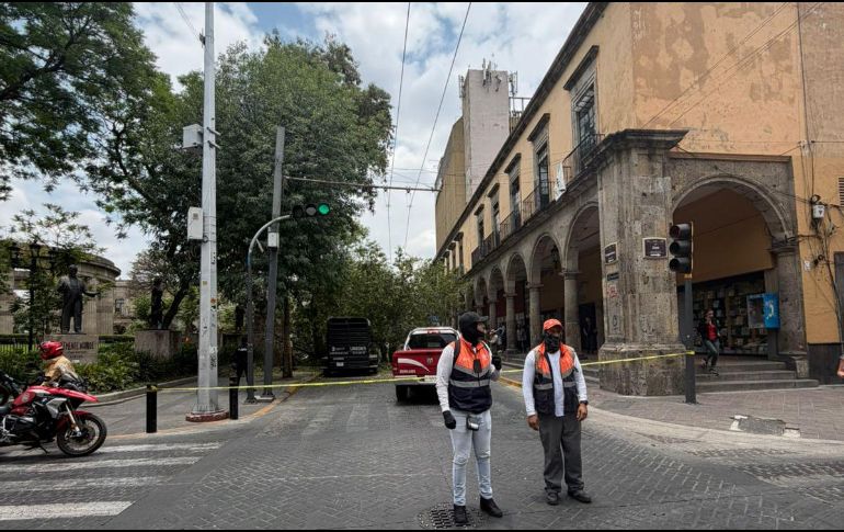 Al sitio acudieron elementos de Protección Civil y Bomberos de Guadalajara, quienes iniciaron labores para retirar el árbol caído, además de asegurar la zona para evitar riesgos a los peatones y automovilistas. ESPECIAL / Gobierno de Guadalajara
