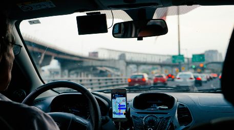 El sistema entiende exactamente en qué carril se encuentra el conductor y le aconseja de forma predictiva y precisa el momento idóneo para maniobrar o tomar una salida. Unsplash