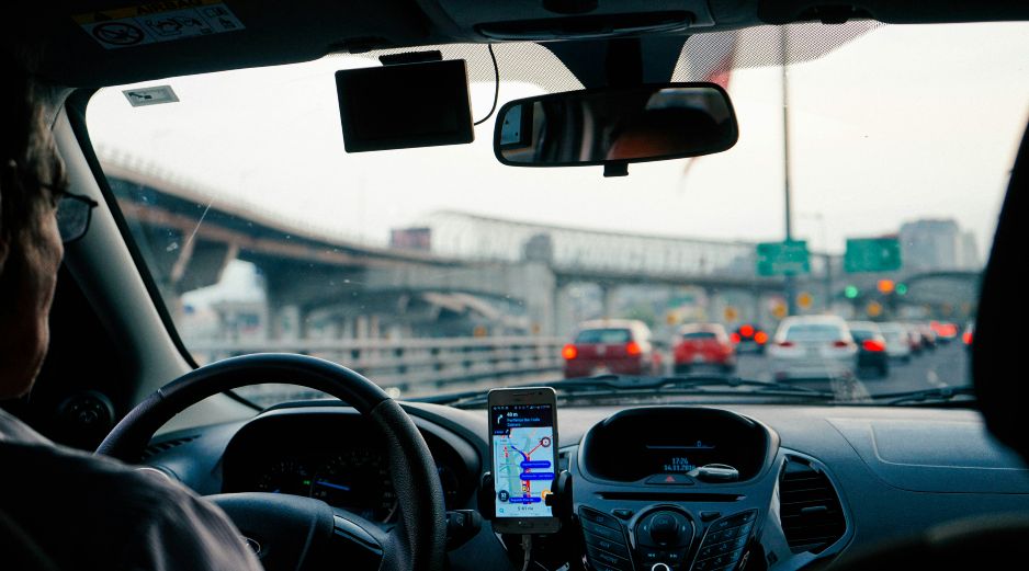 El sistema entiende exactamente en qué carril se encuentra el conductor y le aconseja de forma predictiva y precisa el momento idóneo para maniobrar o tomar una salida. Unsplash