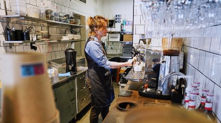 El Andon Café de Estocolmo ya tiene una nueva mandamás virtual... pero no a todos les agrada eso. AP/J. Brooks