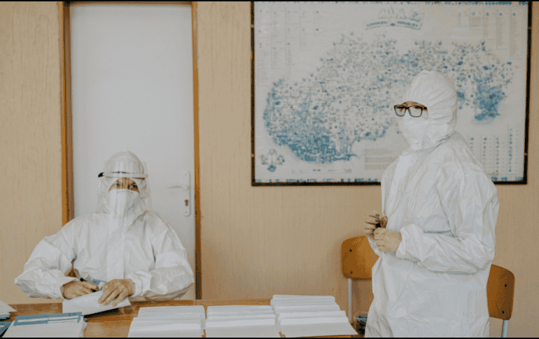 Como medida preventiva, las autoridades sanitarias internacionales recomiendan el aislamiento estricto de los casos sospechosos, el uso de protección respiratoria y una higiene de manos rigurosa. CANVA