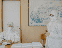 Como medida preventiva, las autoridades sanitarias internacionales recomiendan el aislamiento estricto de los casos sospechosos, el uso de protección respiratoria y una higiene de manos rigurosa. CANVA