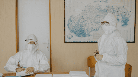 Como medida preventiva, las autoridades sanitarias internacionales recomiendan el aislamiento estricto de los casos sospechosos, el uso de protección respiratoria y una higiene de manos rigurosa. CANVA