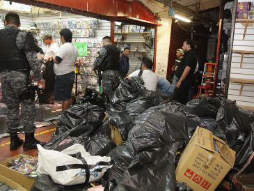 El mercado de San Juan de Dios en Jalisco es uno de los lugares con mayor presencia de mercancía pirata a pesar de los constantes opeativos, confirmó el IMPI. EL INFORMADOR/ARCHIVO