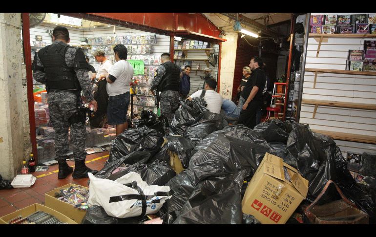 El mercado de San Juan de Dios en Jalisco es uno de los lugares con mayor presencia de mercancía pirata a pesar de los constantes opeativos, confirmó el IMPI. EL INFORMADOR/ARCHIVO