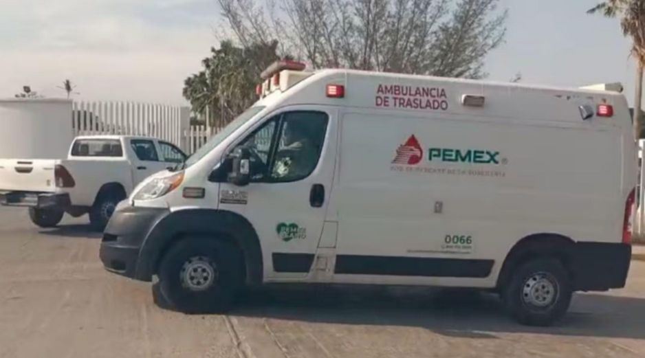 Debido a que requieren atención médica especializada, dos de los trabajadores de Petróleos Mexicanos (PEMEX), lesionados anoche en el incendio de la refinería de Salina Cruz, fueron trasladados esta tarde a la Ciudad de México. ESPECIAL