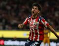 Los analistas coinciden en que Santiago heredó la visión de juego y el desequilibrio que caracterizaba al "Negrito", pero con una disciplina profesional mucho más sólida. EL INFORMADOR / ARCHIVO