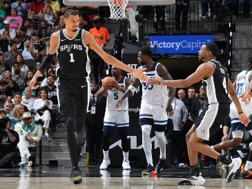 San Antonio dominó en casa y quedó a un triunfo de las Finales del Oeste. AFP/ M. GONZALES.