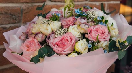 Los ramos de flores siempre serán una opción adecuada para regalar. ESPECIAL/PEXELS