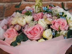 Los ramos de flores siempre serán una opción adecuada para regalar. ESPECIAL/PEXELS