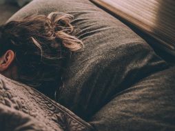 Los expertos recomiendan mantener horarios regulares para dormir, evitar el uso del celular antes de acostarse y reducir el consumo de cafeína por la noche para mejorar la calidad del descanso. Pixabay