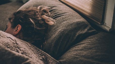 Los expertos recomiendan mantener horarios regulares para dormir, evitar el uso del celular antes de acostarse y reducir el consumo de cafeína por la noche para mejorar la calidad del descanso. Pixabay