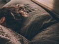 Los expertos recomiendan mantener horarios regulares para dormir, evitar el uso del celular antes de acostarse y reducir el consumo de cafeína por la noche para mejorar la calidad del descanso. Pixabay