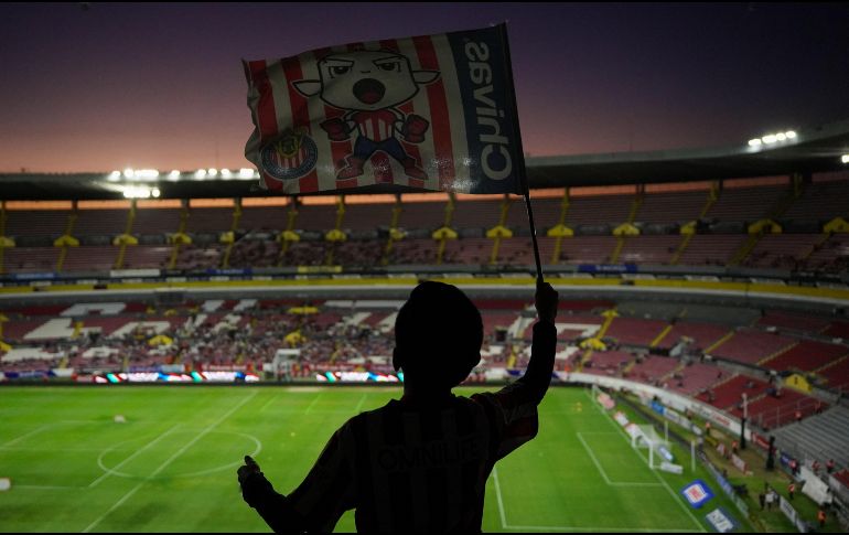La decisión de jugar en el Jalisco, motivada por compromisos comerciales y eventos previamente programados en el Estadio Akron, lejos de representar un inconveniente, se ha convertido en un fenómeno nostálgico y estratégico. IMAGO7.