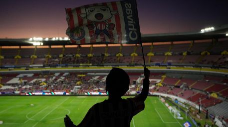 La decisión de jugar en el Jalisco, motivada por compromisos comerciales y eventos previamente programados en el Estadio Akron, lejos de representar un inconveniente, se ha convertido en un fenómeno nostálgico y estratégico. IMAGO7.