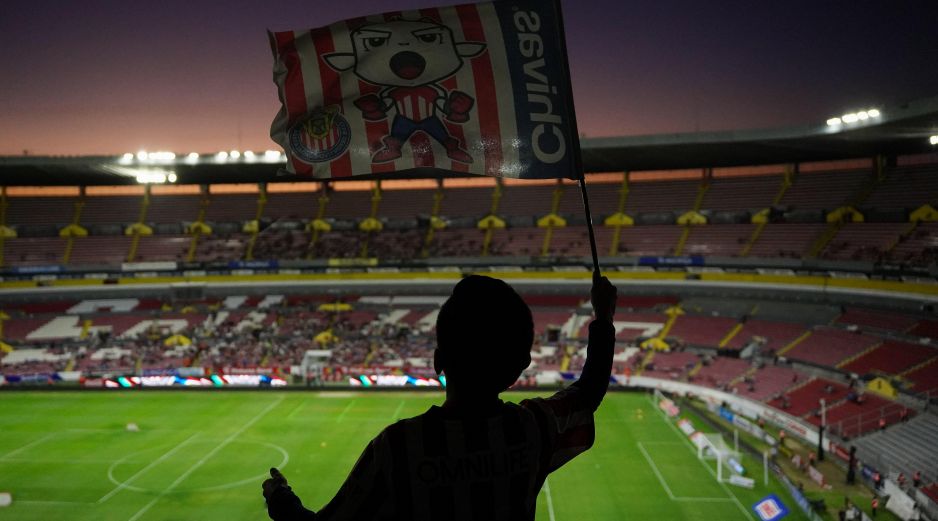 La decisión de jugar en el Jalisco, motivada por compromisos comerciales y eventos previamente programados en el Estadio Akron, lejos de representar un inconveniente, se ha convertido en un fenómeno nostálgico y estratégico. IMAGO7.