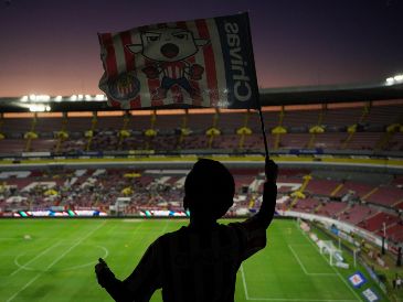 La decisión de jugar en el Jalisco, motivada por compromisos comerciales y eventos previamente programados en el Estadio Akron, lejos de representar un inconveniente, se ha convertido en un fenómeno nostálgico y estratégico. IMAGO7.