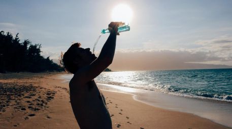 Mantenerse hidratado es fundamental para el buen funcionamiento del cuerpo, especialmente durante temporadas de calor intenso. Pixabay