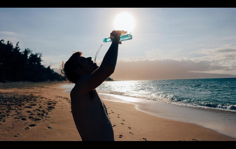 Mantenerse hidratado es fundamental para el buen funcionamiento del cuerpo, especialmente durante temporadas de calor intenso. Pixabay