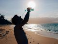 Mantenerse hidratado es fundamental para el buen funcionamiento del cuerpo, especialmente durante temporadas de calor intenso. Pixabay