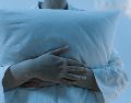 De acuerdo con expertos en descanso, abrazar una almohada durante la noche suele generar una sensación de seguridad y tranquilidad.Pexels
