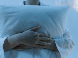 De acuerdo con expertos en descanso, abrazar una almohada durante la noche suele generar una sensación de seguridad y tranquilidad.Pexels