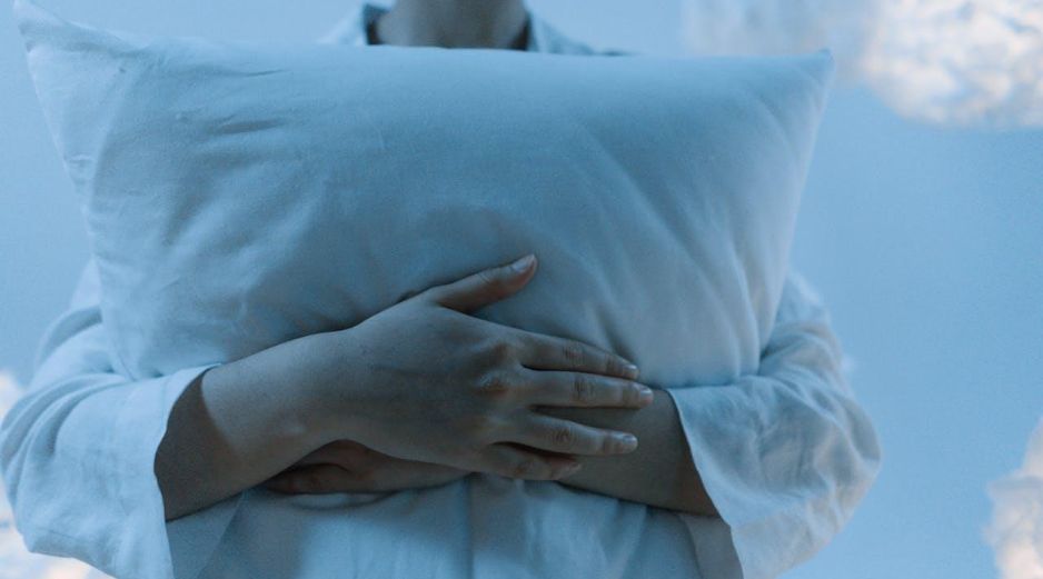 De acuerdo con expertos en descanso, abrazar una almohada durante la noche suele generar una sensación de seguridad y tranquilidad.Pexels